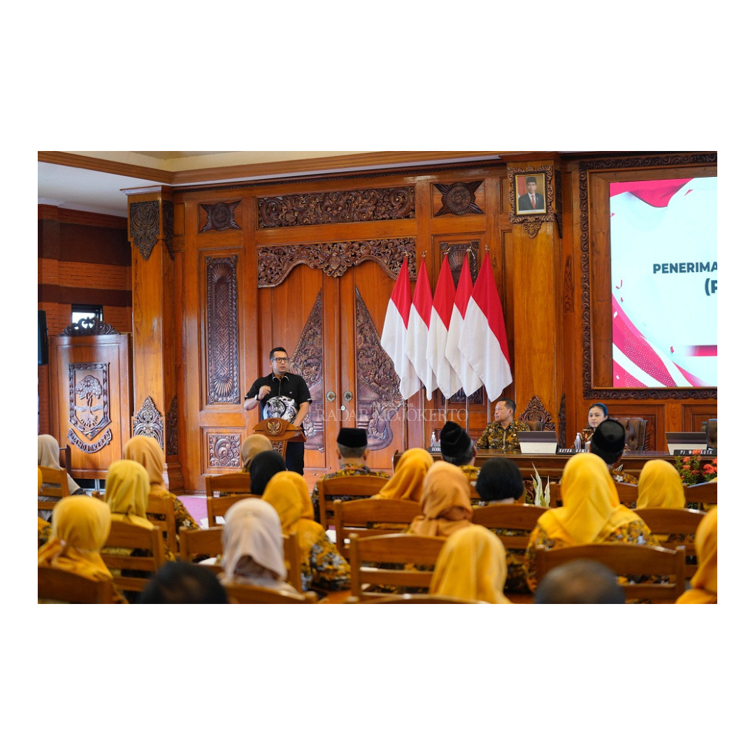 BERI PAPARAN: Pj Wali Kota Mojokerto Moh. Ali Kuncoro saat memberikan sambutan sekaligus membuka sosialisasi PPDB online tahun 2024 di Pendapa Sabha Mandala Madya, Balai Kota Mojokerto, Kamis (28/3).