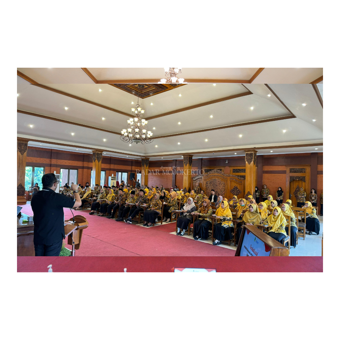 BERI PAPARAN: Pj Wali Kota Mojokerto Moh. Ali Kuncoro saat memberikan sambutan sekaligus membuka sosialisasi PPDB online tahun 2024 di Pendapa Sabha Mandala Madya, Balai Kota Mojokerto, Kamis (28/3).