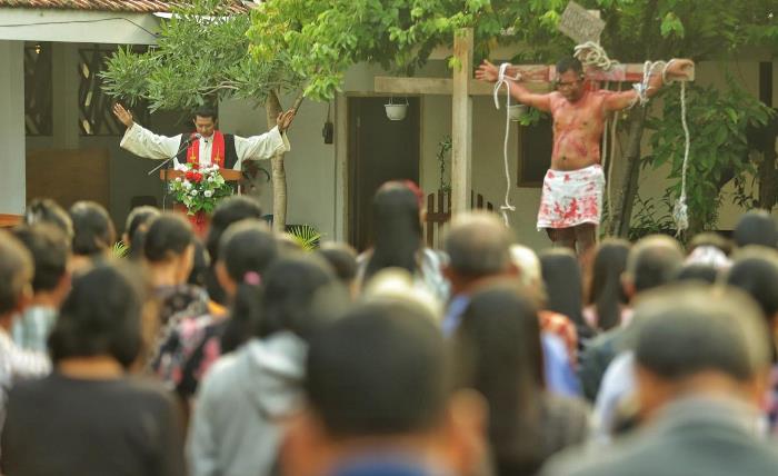 PENGINGAT: Drama Yesus disalibkan di bukit Golgota hingga ia mati rela mati di kayu salib untuk penebusan dosa pengikutnya. (foto: Sofan Kurniawan)
