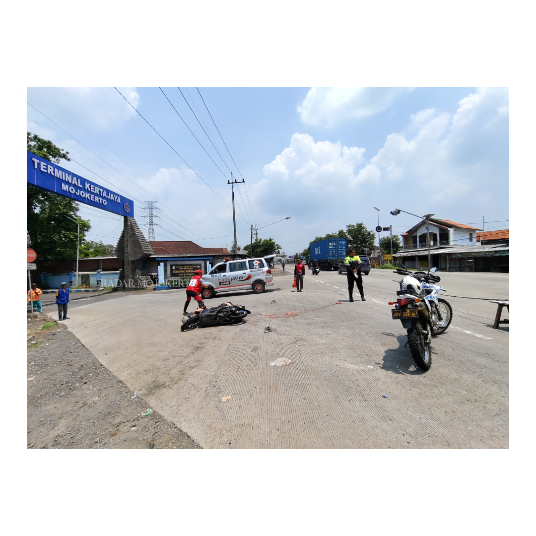 NAHAS:Relawan PMI Kabupaten Mojokerto mengevakuasi korban kecelakaan di Jalan Bypass, tepatnya depan pintu masuk bus Terminal Kertajaya Kota Mojokerto, Jumat (29/3).