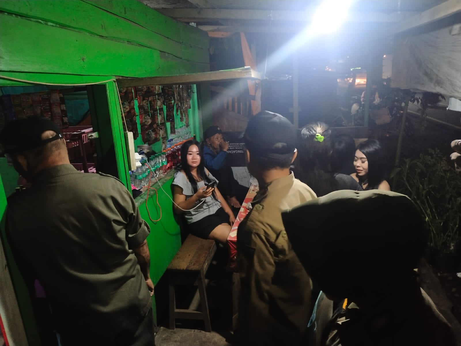 DIPERIKSA: Petugas Satpol PP Kabupaten Mojokerto memeriksa rumah karaoke berkedok cafe di wilayah Mojoanyar, Sabtu (30/3) dini hari.