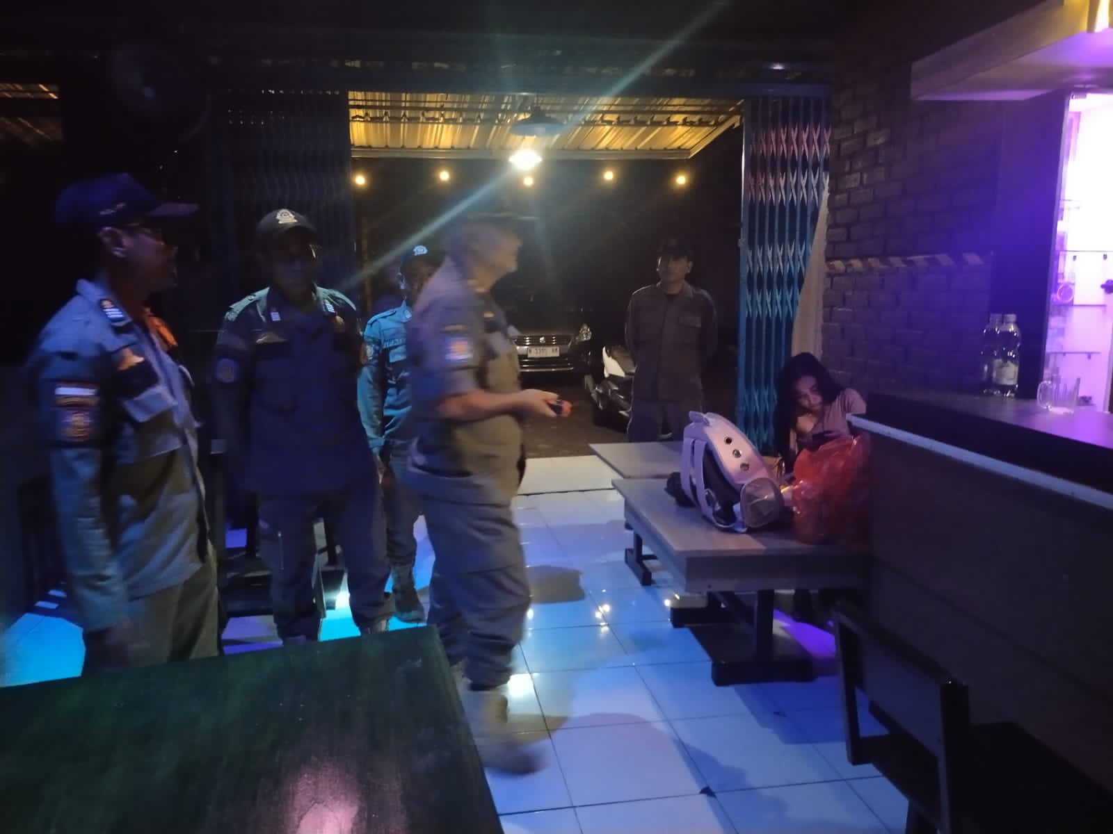 DIPERIKSA: Petugas Satpol PP Kabupaten Mojokerto memeriksa rumah karaoke berkedok cafe di wilayah Mojoanyar, Sabtu (30/3) dini hari.