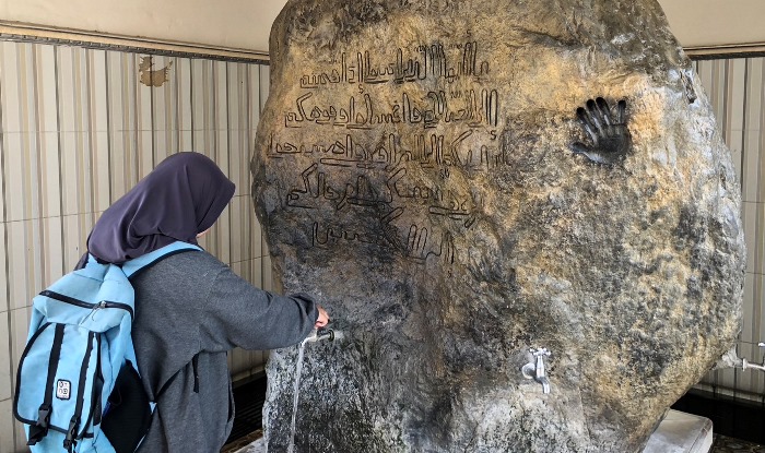 UNIK: Kaligrafi pada tempat wudu pria menjadi salah satu daya tarik jamaah di Masjid Baitul Muttaqin, Dusun Jatisumber, Desa Watesumpak, Kecamatan Trowulan. (foto: Bryan Noer for Radar Mojokerto).