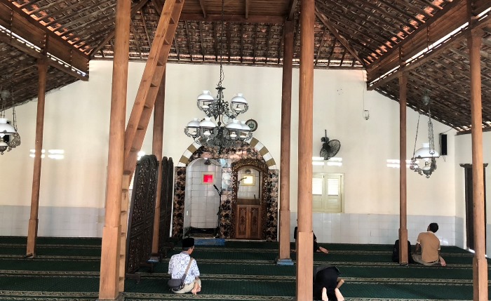 MAJAPAHITAN: Jamaah sedang melakukan kegiatan ibadah di Masjid Baitul Muttaqin, Desa Watesumpak, Kecamatan Trowulan, Kabupaten Mojokerto. (foto: Bryan Noer for Radar Mojokerto).