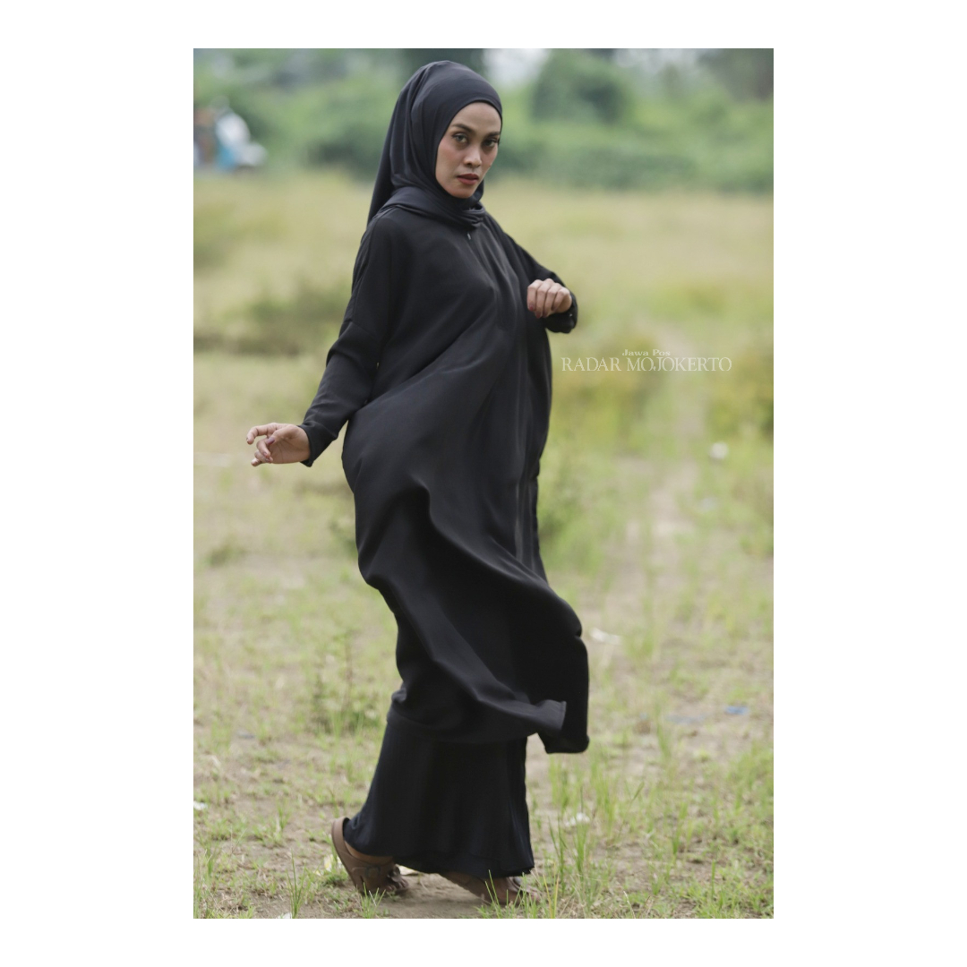 Gamis berbahan santorini silk menjadi tren karena banyak diminati dari kalangan remaja hingga orang dewasa.