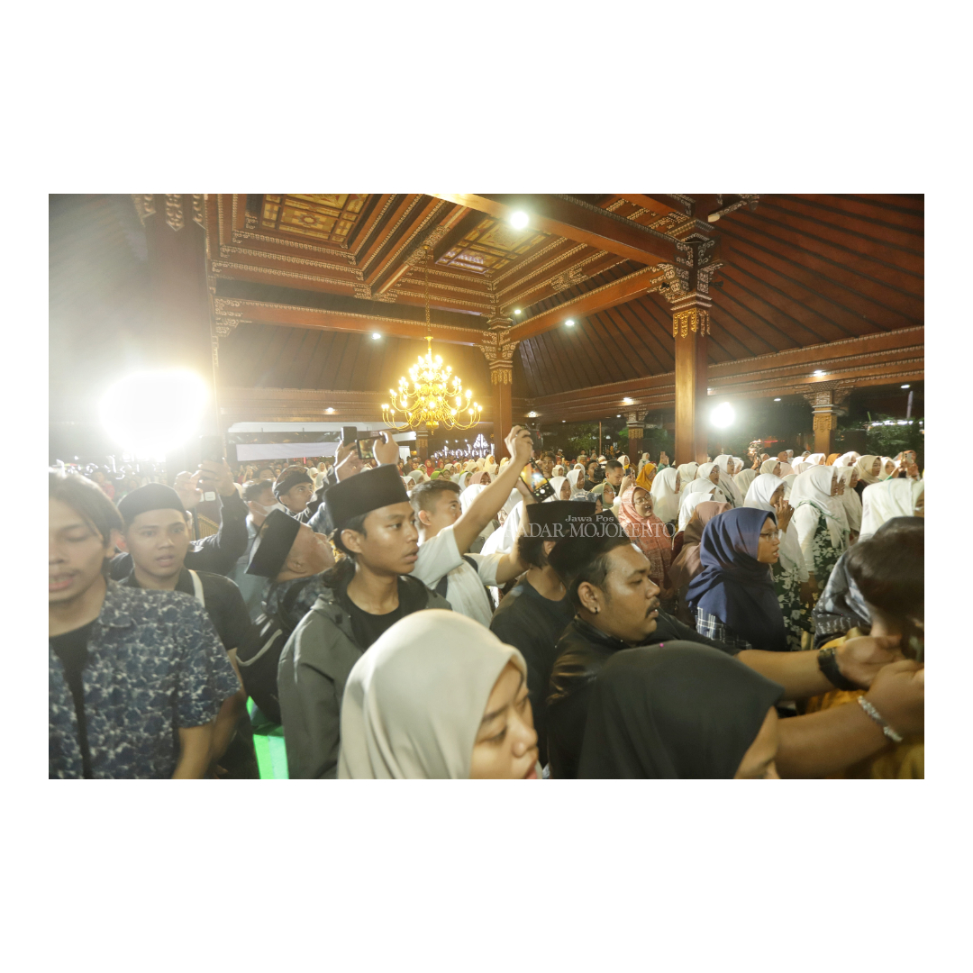 PENUH: Ratusan umat muslim dan lintas agama mengikuti kegiatan sahur bersama ibu Sinta Nuriyah Abdurahman Wahid, Minggu (31/3) dinihari.