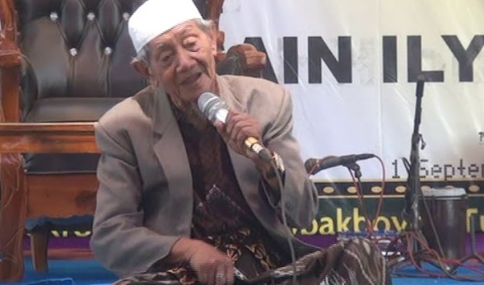 TOKOH AGAMA: KH Chusaini Ilyas, pengasuh Pondok Pesantren Salafiyah Al-Mishbar, Dusun Karangnongko, Desa Mojoranu, Kecamatan Sooko, Kabupaten Mojokerto. (foto: Internet)
