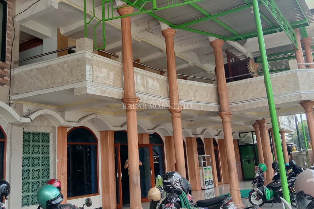 RAMAI: Masjid Al-Qodiry yang berlokasi di Jalan Residen Pamuji Nomor 52, Balongsari, Kecamatan Magersari, Kota Mojokerto ramai jadi jujukan musafir. Rabu (27/3/2024)
