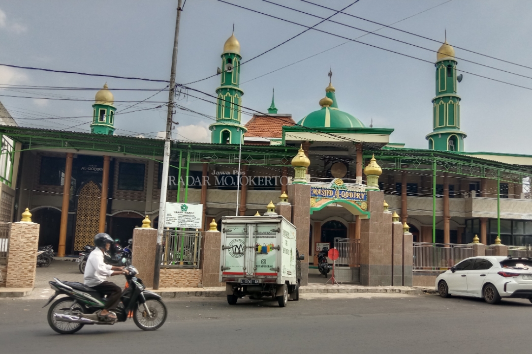 RAMAI: Masjid Al-Qodiry yang berlokasi di Jalan Residen Pamuji Nomor 52, Balongsari, Kecamatan Magersari, Kota Mojokerto ramai jadi jujukan musafir, Rabu (27/3/2024).