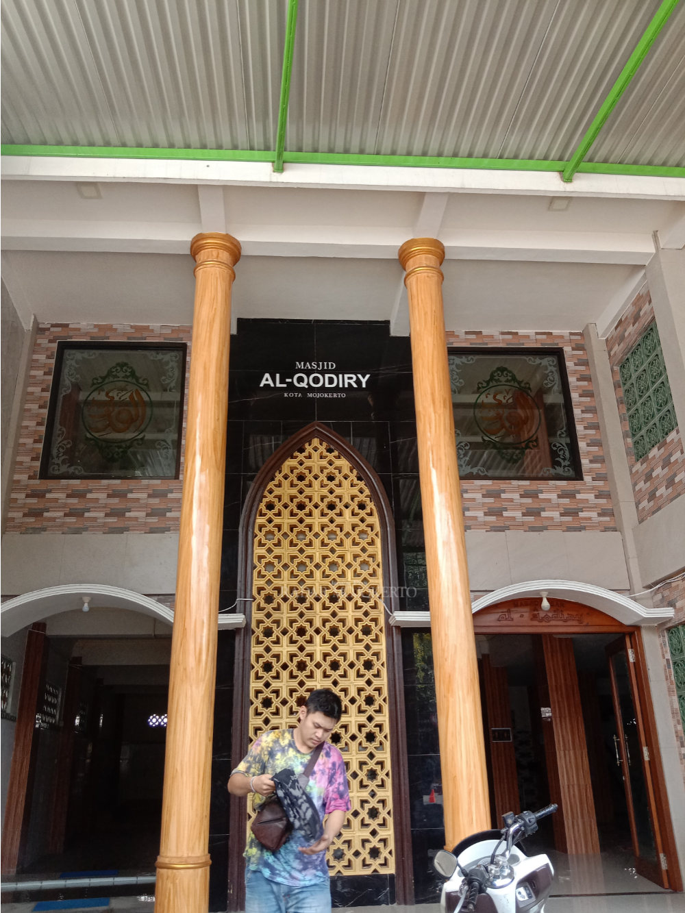 MEGAH: Masjid Al-Qodiry yang berlokasi di Jalan Residen Pamuji Nomor 52, Balongsari, Kecamatan Magersari, Kota Mojokerto ramai jadi jujukan musafir. Rabu (27/3/2024)