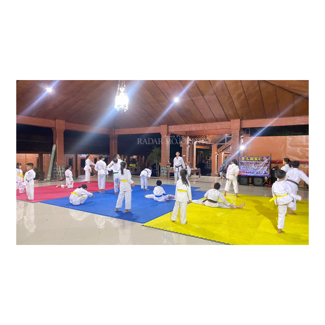 REGENERASI: Anggota Dojo LMKC Mojokerto menggelar kegiatan buka bersama selepas pembagian taljik di Balai Desa Pandanarum, Kecamatan Pacet, Sabtu (30/3).