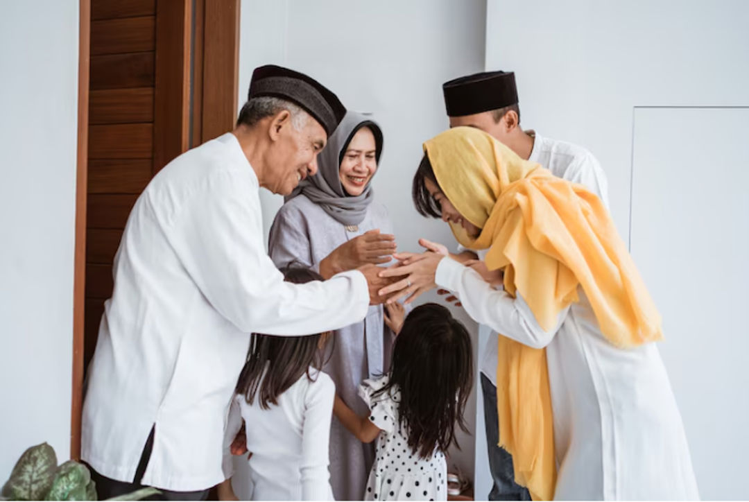 MEMBERI UCAPAN: Bersilaturahmi dengan memberi ucapan selamat kepada sesama muslim untuk saling mendoakan dan menjalin silaturahim. (foto: dok. Internet)