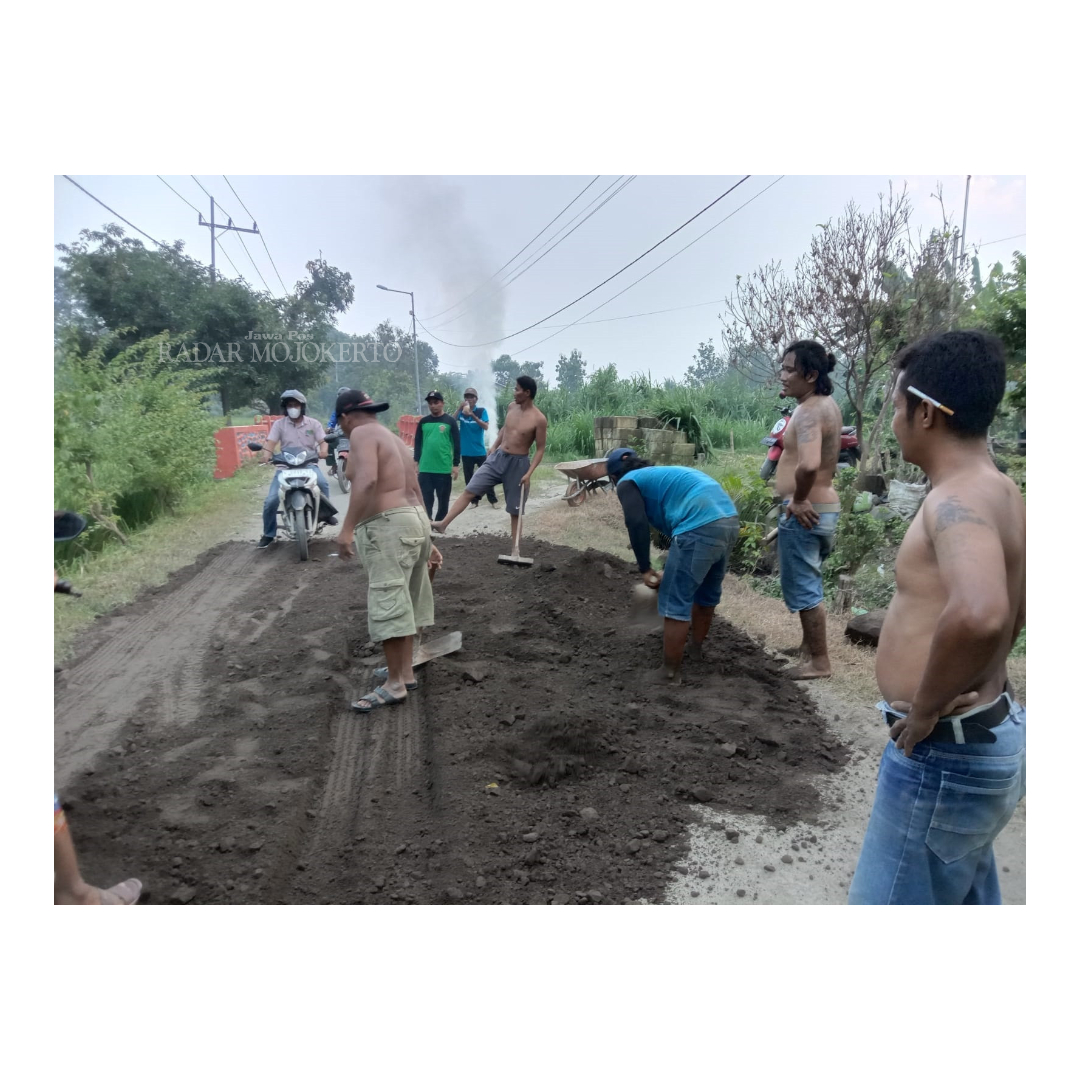 SWADAYA: Warga patungan uruk ruas jalan poros Desa Parengan, Kecamatan Jetis yang alami kerusakan parah.