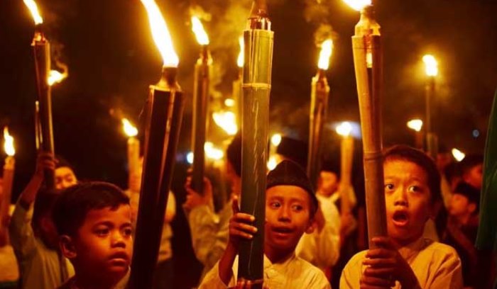 TAKBIR: Umat Islam takbir keliling dengan membawa obor guna memeriahkan malam menuju hari kemenangan. (foto: dok. Internet)