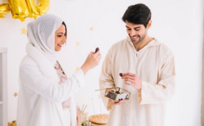 MENGONSUMSI: Dianjurkan memakan hidangan yang nikmat dan sehat seperti buah kurma ketika hendak berangkat menunaikan Salat Id. (foto: dok. Internet)