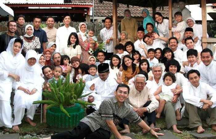 BERKUNJUNG: Bersilaturahmi ke rumah sahabat maupun kerabat sudah menjadi suatu tradisi. (foto. dok: Internet)