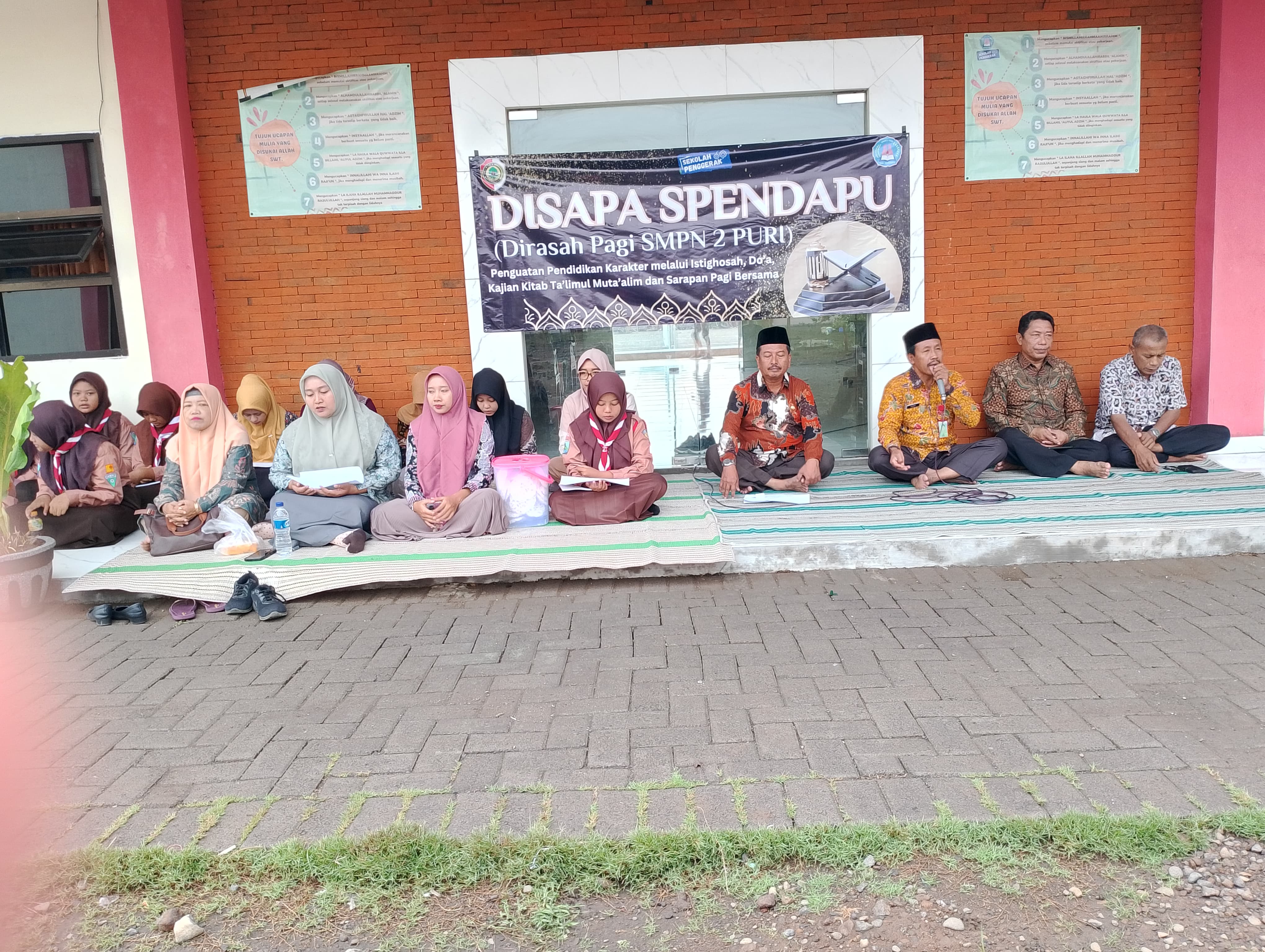 BRANDING: Setiap Jumat pagi, seluruh warga SMPN 2 Puri melaksanakan program Disapa Spendapu.