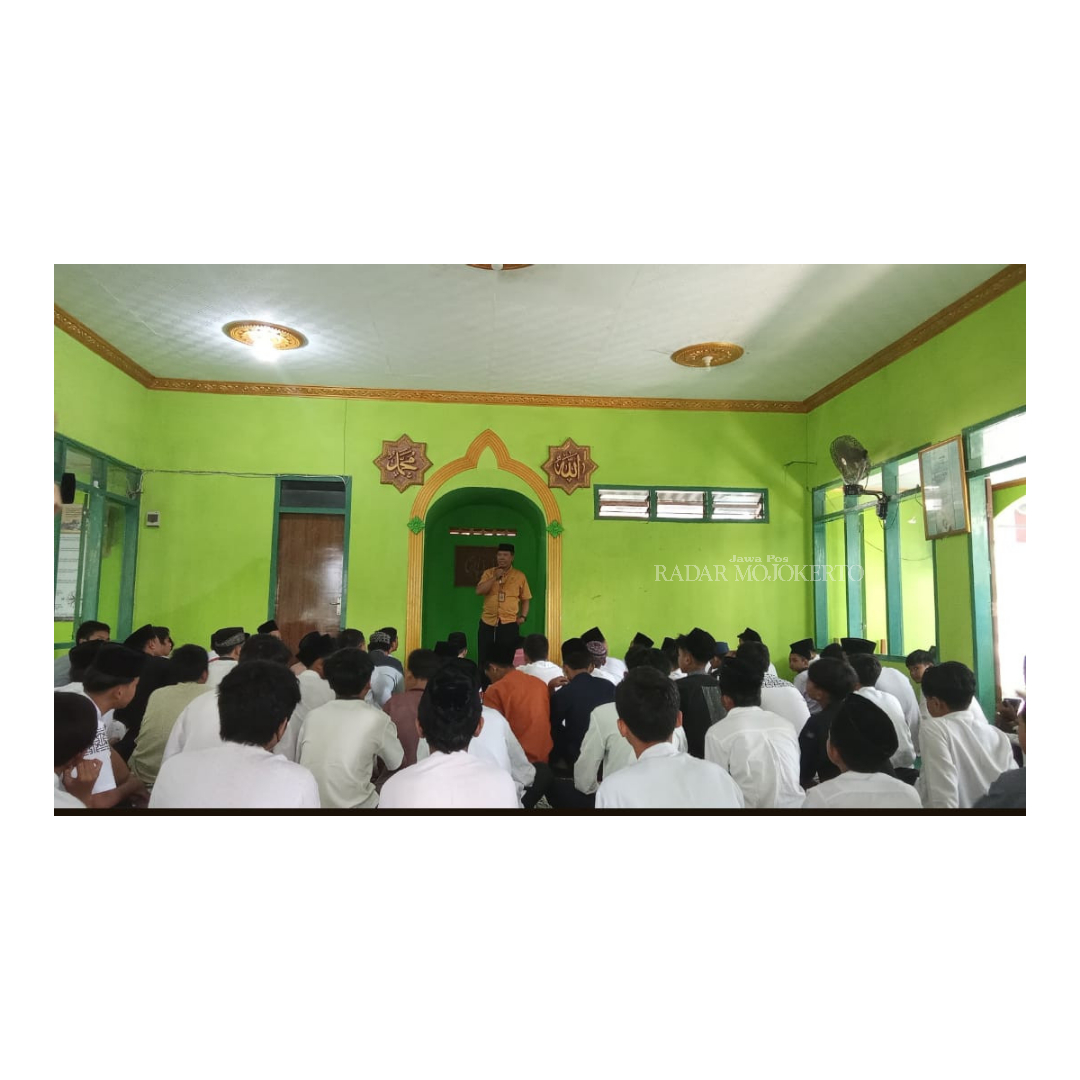 SAKSAMA: Kepala SMPN 3 Mojokerto Rejo menyampaikan ceramah pada siswa saat pondok Ramadan.