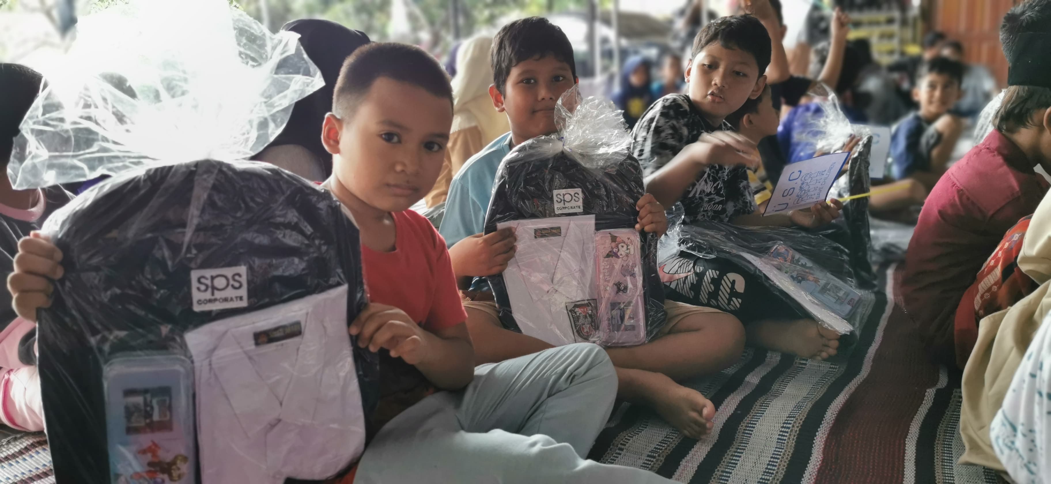 TERSALURKAN: Bantuan alat sekolah SPS Coorporate kepada anak korban terdampam banjir di Desa Wringinrejo, Kecamatan Sooko, Kabupaten Mojokerto.