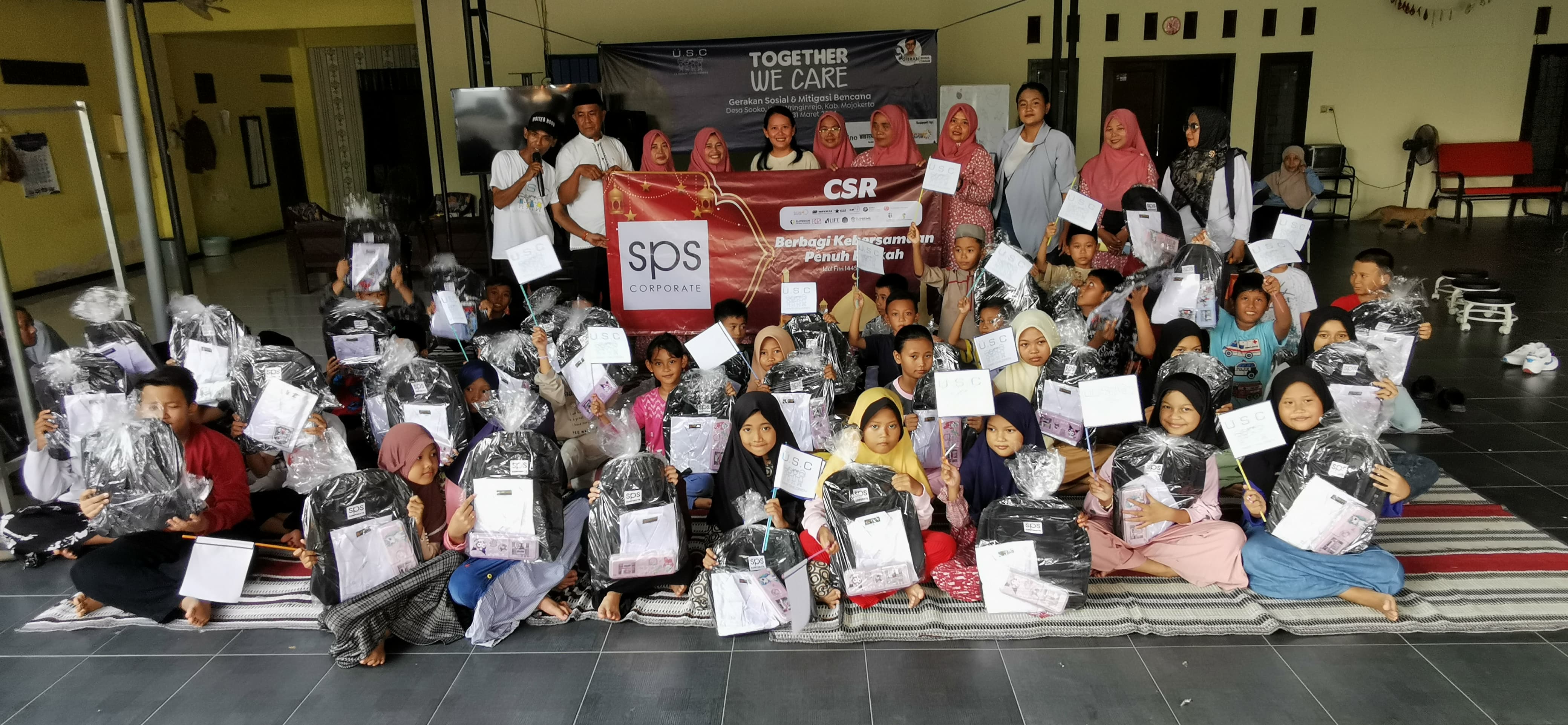 BANTUAN: SPS Coorporate menyalurkan bantuan kepada anak korban terdampam banjir di Desa Wringinrejo, Kecamatan Sooko, Kabupaten Mojokerto.
