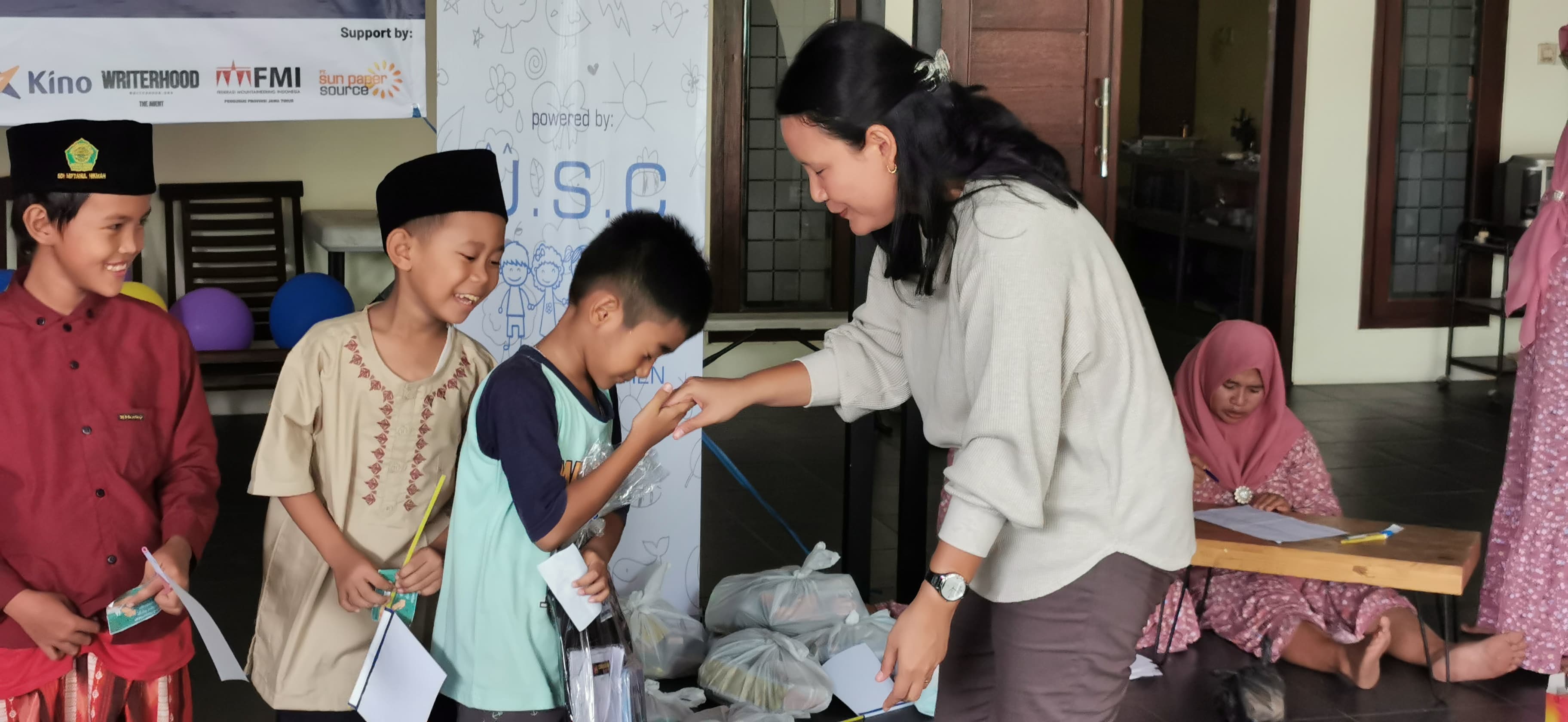 Manager HR PT Sun Paper Source Josephine Ayu Kinanti&nbsp;serahkan bantuan secara langsung.