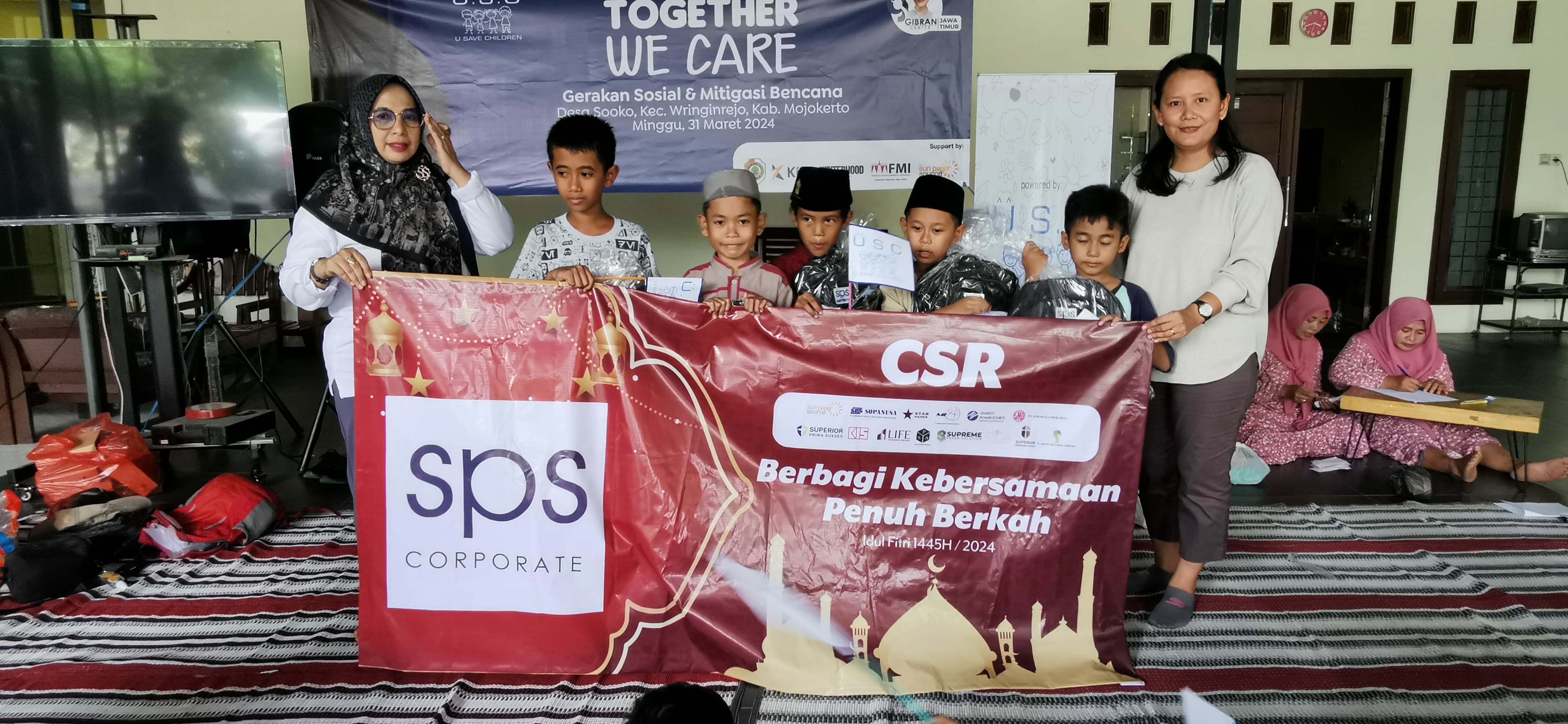 Manager HR PT Sun Paper Source Josephine Ayu Kinanti (kanan) bersama anak korban terdamlam banjir.