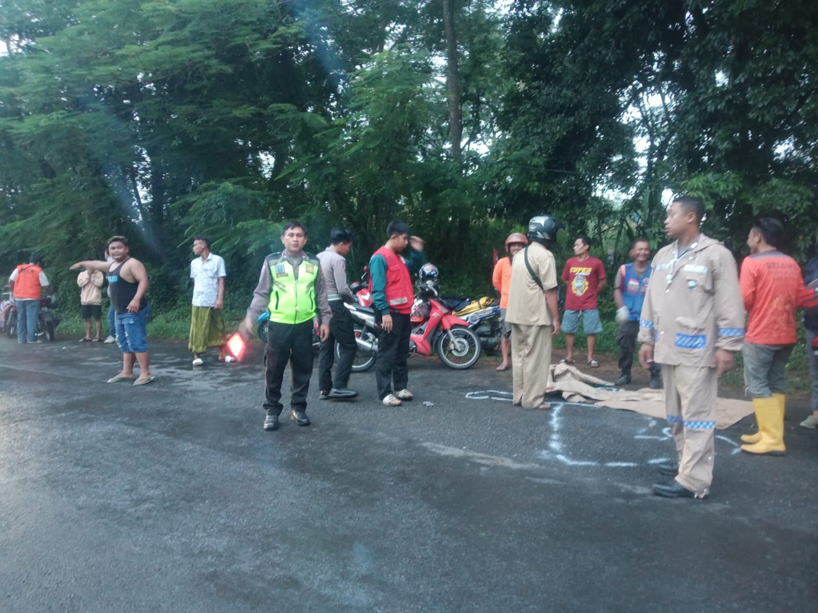 MALANG: Relawan mengevakuasi jasad korban kecelakaan di jalan alternatif Mojokerto-Gresik, tepatnya di Desa Kupang, Kecamatan Jetis, Kabupaten Mojokerto, Selasa (2/4).&nbsp;