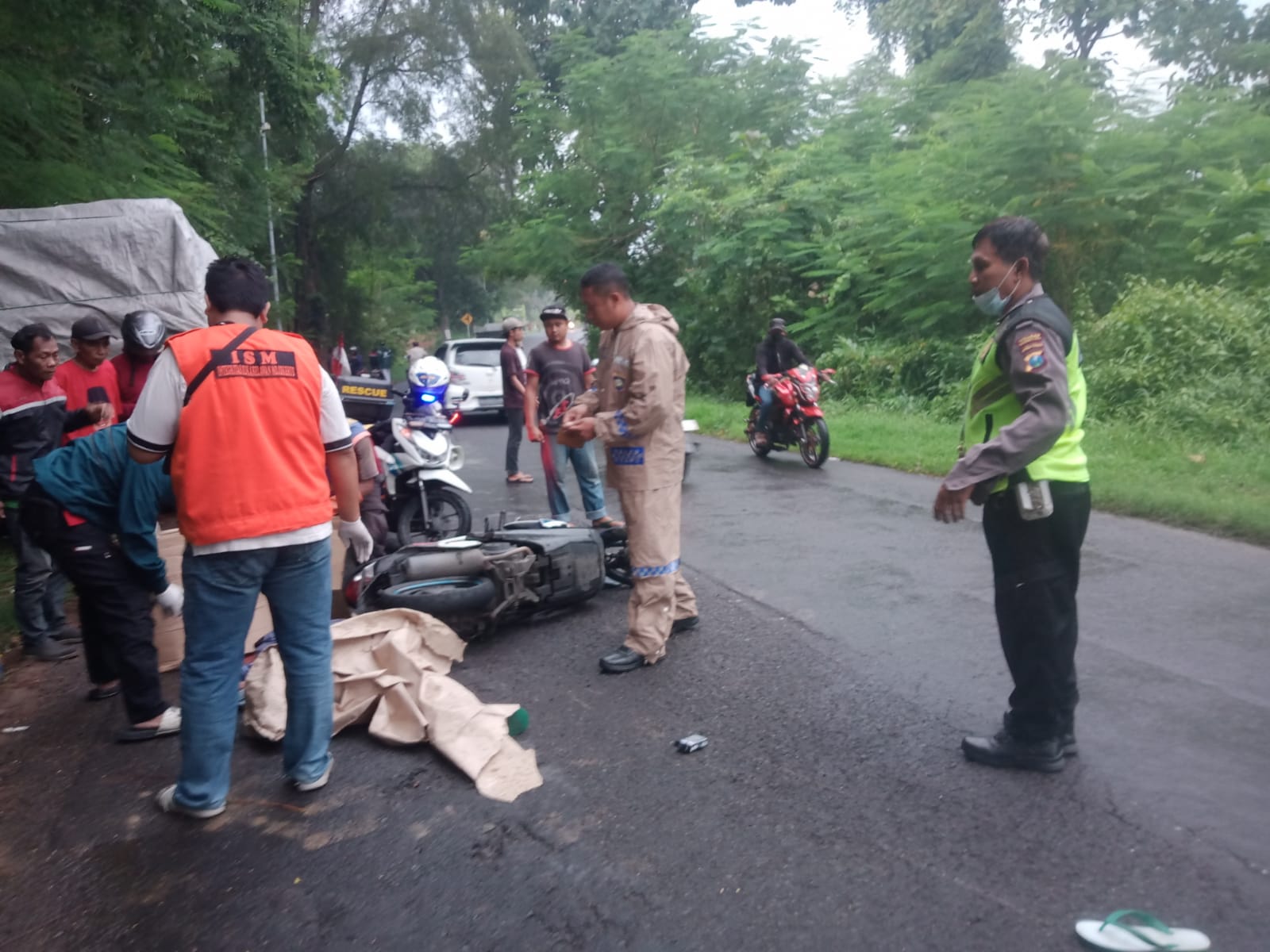 MALANG: Relawan mengevakuasi jasad korban kecelakaan di jalan alternatif Mojokerto-Gresik, tepatnya di Desa Kupang, Kecamatan Jetis, Kabupaten Mojokerto, Selasa (2/4).&nbsp;