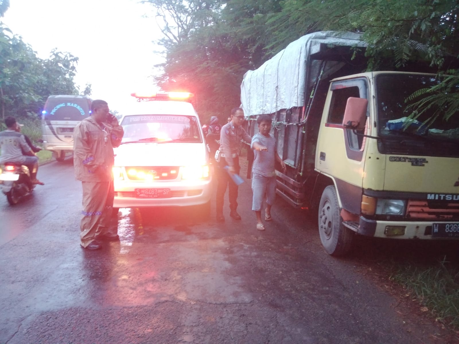 MALANG: Relawan mengevakuasi jasad korban kecelakaan di jalan alternatif Mojokerto-Gresik, tepatnya di Desa Kupang, Kecamatan Jetis, Kabupaten Mojokerto, Selasa (2/4).&nbsp;
