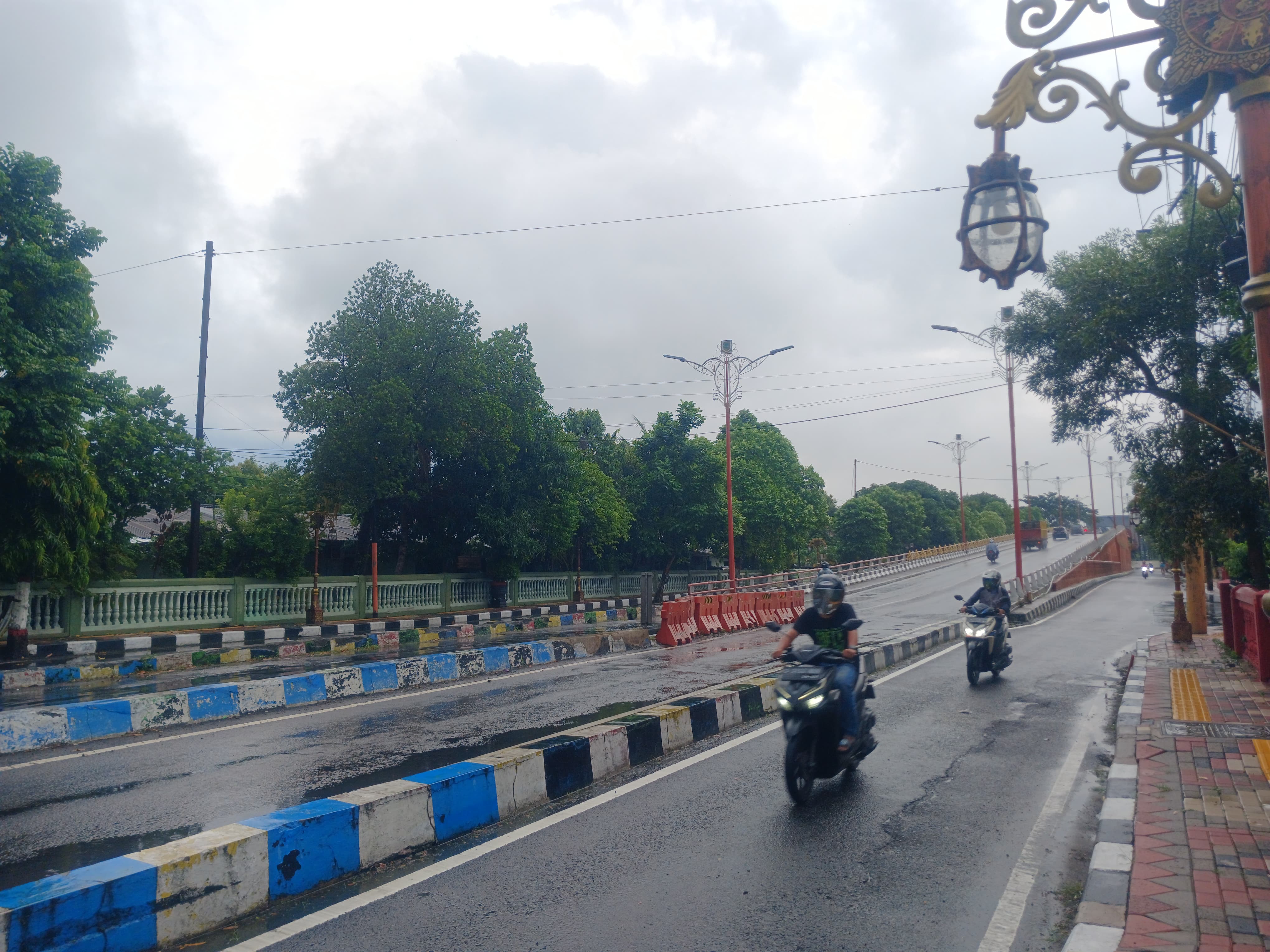 RAWAN MACET: Kendaraan melintas di Jembatan Gajah Mada, Kota Mojokerto, kemarin. Menjelang Lebaran, Forum Lalu Lintas menyiapkan skema penanganan macet di titik tersebut.