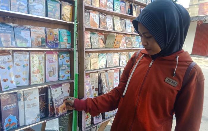 FAVORIT: Amplop Lebaran memiliki desain yang lucu dan unik memiliki daya tarik kepada anak-anak. Salah satunya amplop meneyerupai uang pecahan Rp 10 ribu ini. (foto: Satria Putra for Radar Mojokerto)
