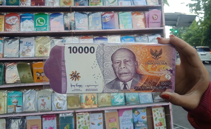MENARIK PERHATIAN: Pembeli memilih amplop Lebaran di lapak pedagang amplop di Jalan Letkol Sumarjo, Kota Mojokerto. (foto: Satria Putra for Radar Mojokerto)