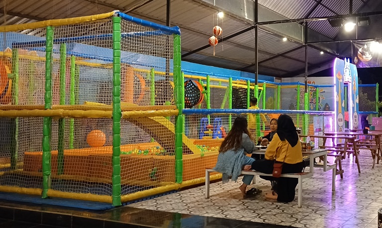 MANDI BOLA: Pengunjung anak-anak menikmati wahana permainan ditemani orang tua sembari menikmati sensasi kuliner khas Jawa Timuran. (foto: Helmy Mubarrok for Radar Mojokerto)