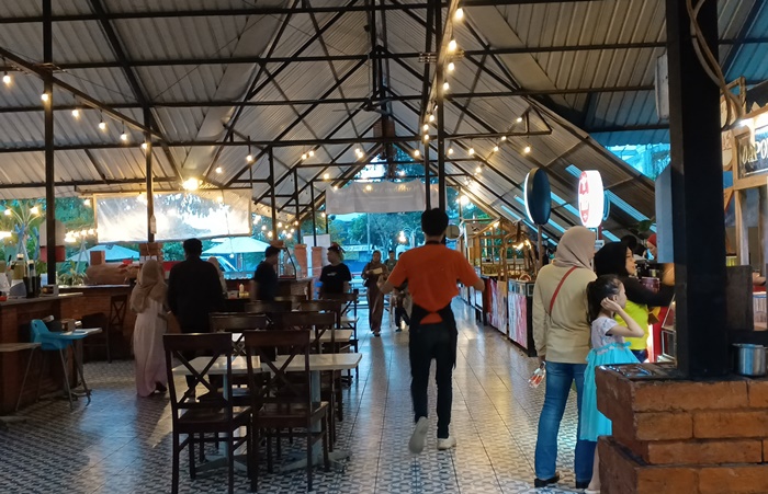 JUJUKAN WISATAWAN: Para pedagang menjajakan olahan makanan khas Jawa Timuran dengan harga terjangkau. (foto: Helmy Mubarrok for Radar Mojokerto)