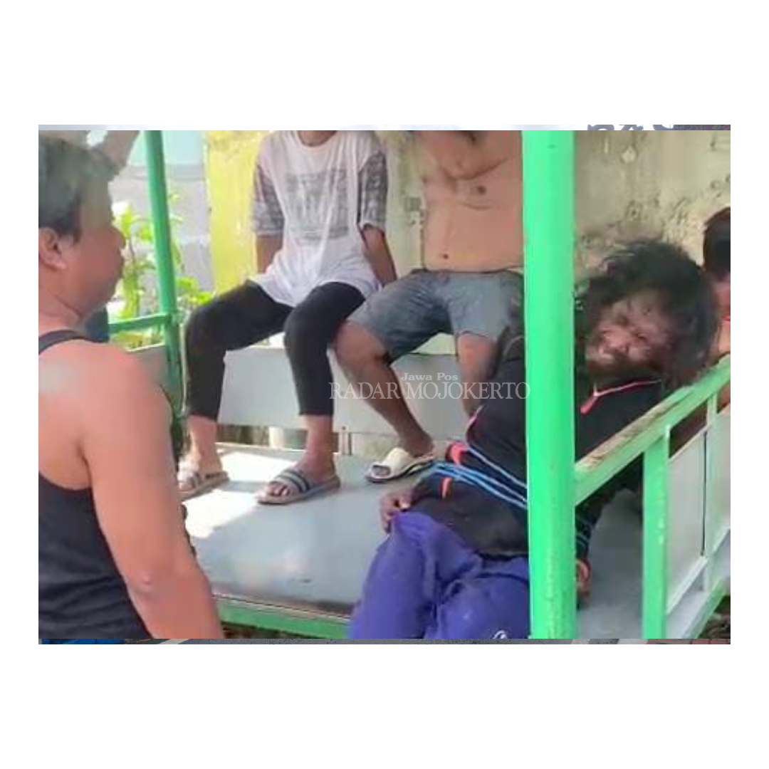BIKIN RESAH: Pelaku sempat jadi bulan-bulanan warga usai tertangkap basah mencuri pisang di Dusun Tuwiri, Desa Seduri, Kecamatan Mojosari.