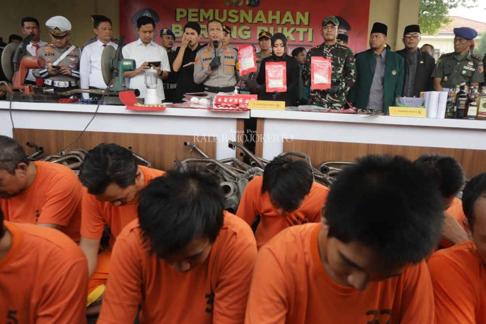 PERS RILIS: Bupati Mojokerto Ikfina Fahmawati mengikuti pers rilis uangkap kasus selama Ramadan yang digelar Polres Mojokerto pimpinan AKBP Ihram Kustarto, Rabu (3/4/2024).