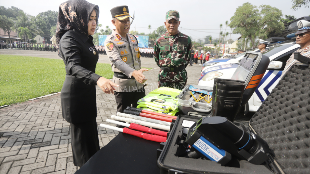 CEK KESIAPAN: Kapolres Mojokerto AKBP Ihram Kustarto, Bupati Mojokerto Ikfina Fahmawati, dan Kasdim 0815/Mojokerto Mayor Arh GN Putu Ardhana mengecek kesiapan sarpras pengamanan Lebaran di Mapolres.
