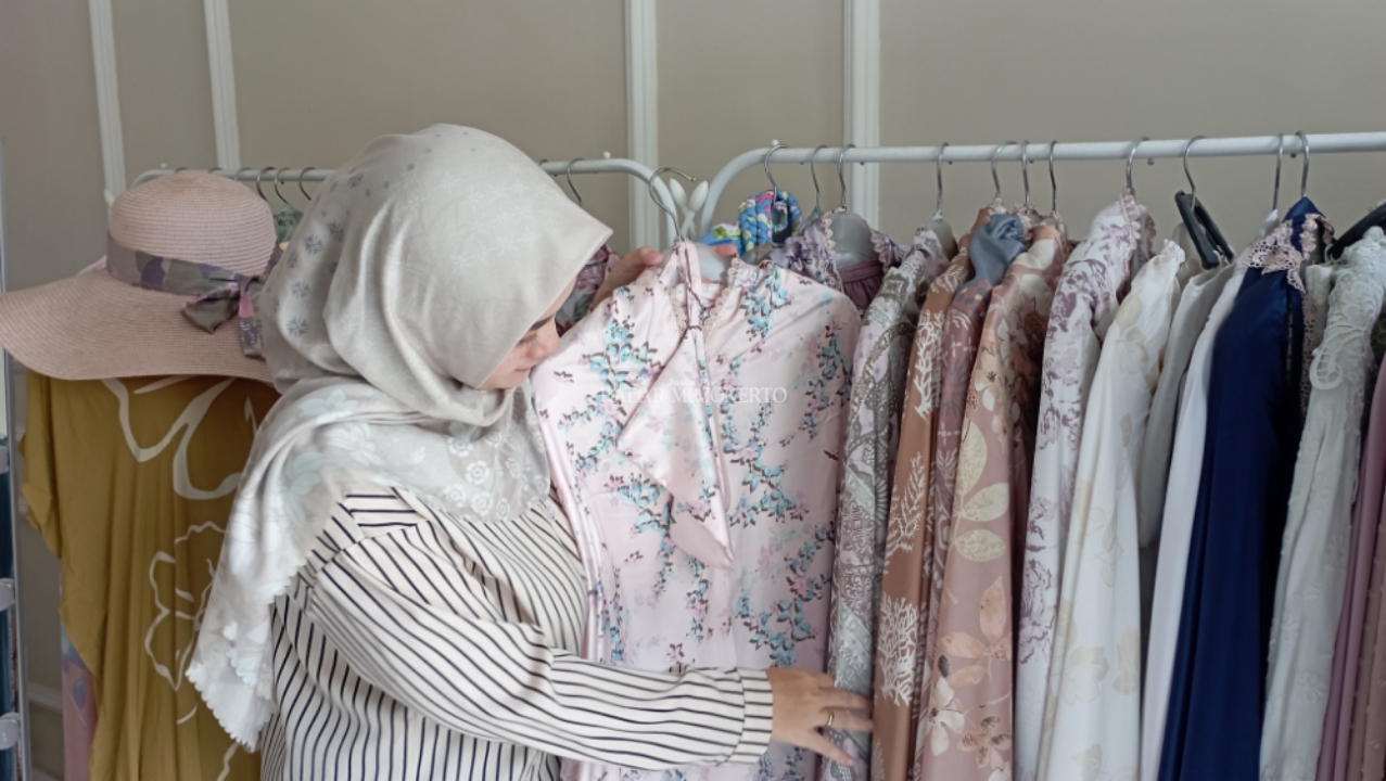 RAPI: Louis Inggrid, Owner Mukena Lucy, sedang menata produknya yang berada di Perumahan BSP Regency, Jalan April Nomor C1, Kecamatan. Puri, Kabupaten Mojokerto, Rabu (3/4/2024) siang.