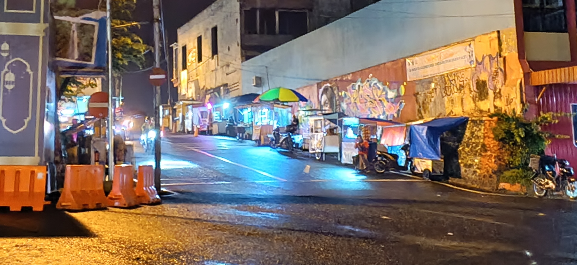 VARIATIF: Terdapat banyak pilihan kuliner yang dijual PKL di Jalan Raya Dusun Ledok, Desa Pacet, Kecamatan Pacet, Kabupaten Mojokerto. (foto: Helmy Mubarrok for Radar Mojokerto)