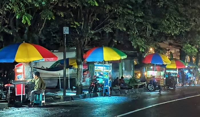 SUASANA MALAM: Sejumlah pedagang kaki lima (PKL) di Jalan Raya Dusun Ledok, Desa Pacet, Kecamatan Pacet, Kabupaten Mojokerto menjual beragam kuliner malam. (foto: Helmy Mubarrok for Radar Mojokerto)