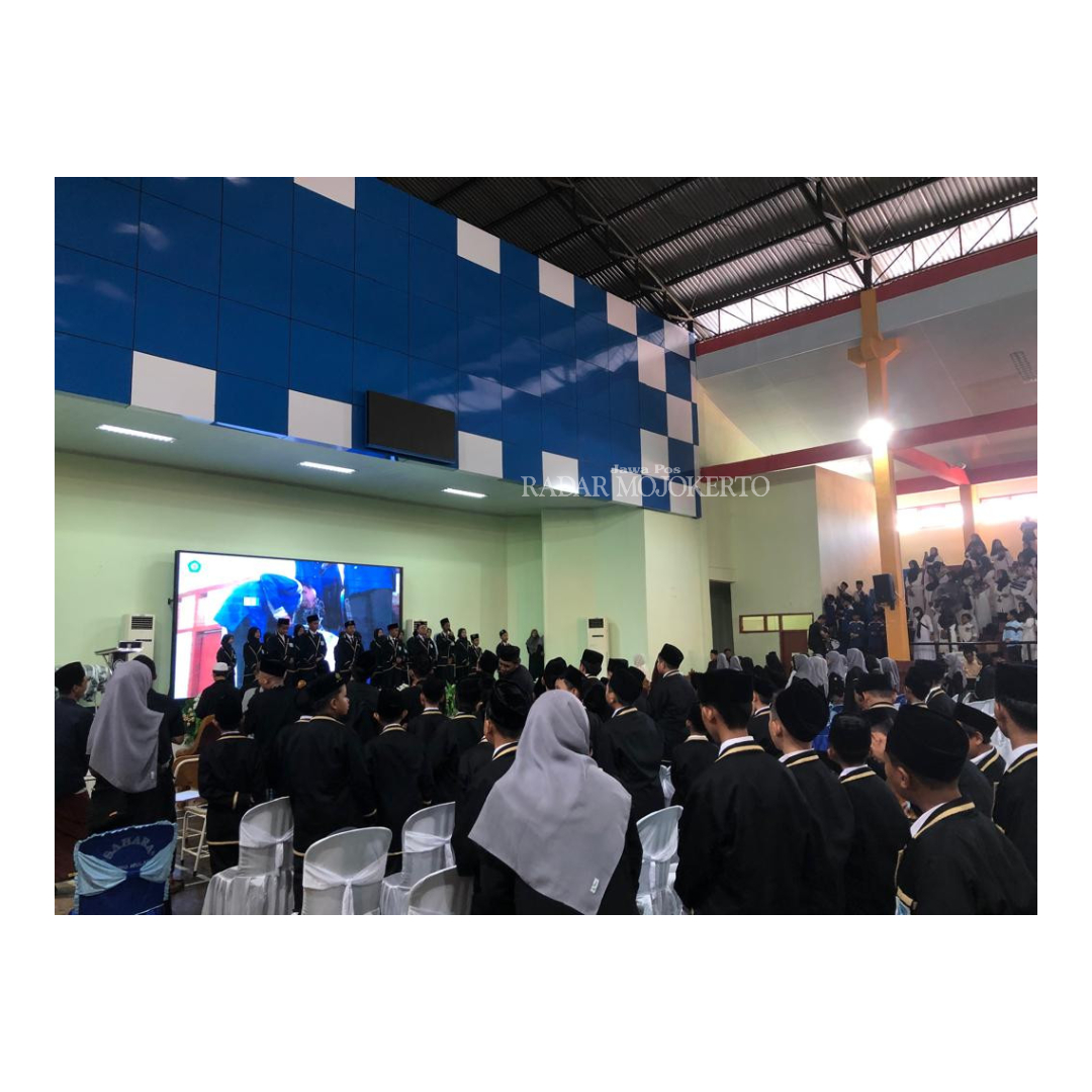 TAKJUB: Prosesi wisuda Al-Qur&rsquo;an khusus siswa kelas VI MIPABA disaksikan oleh wali murid.