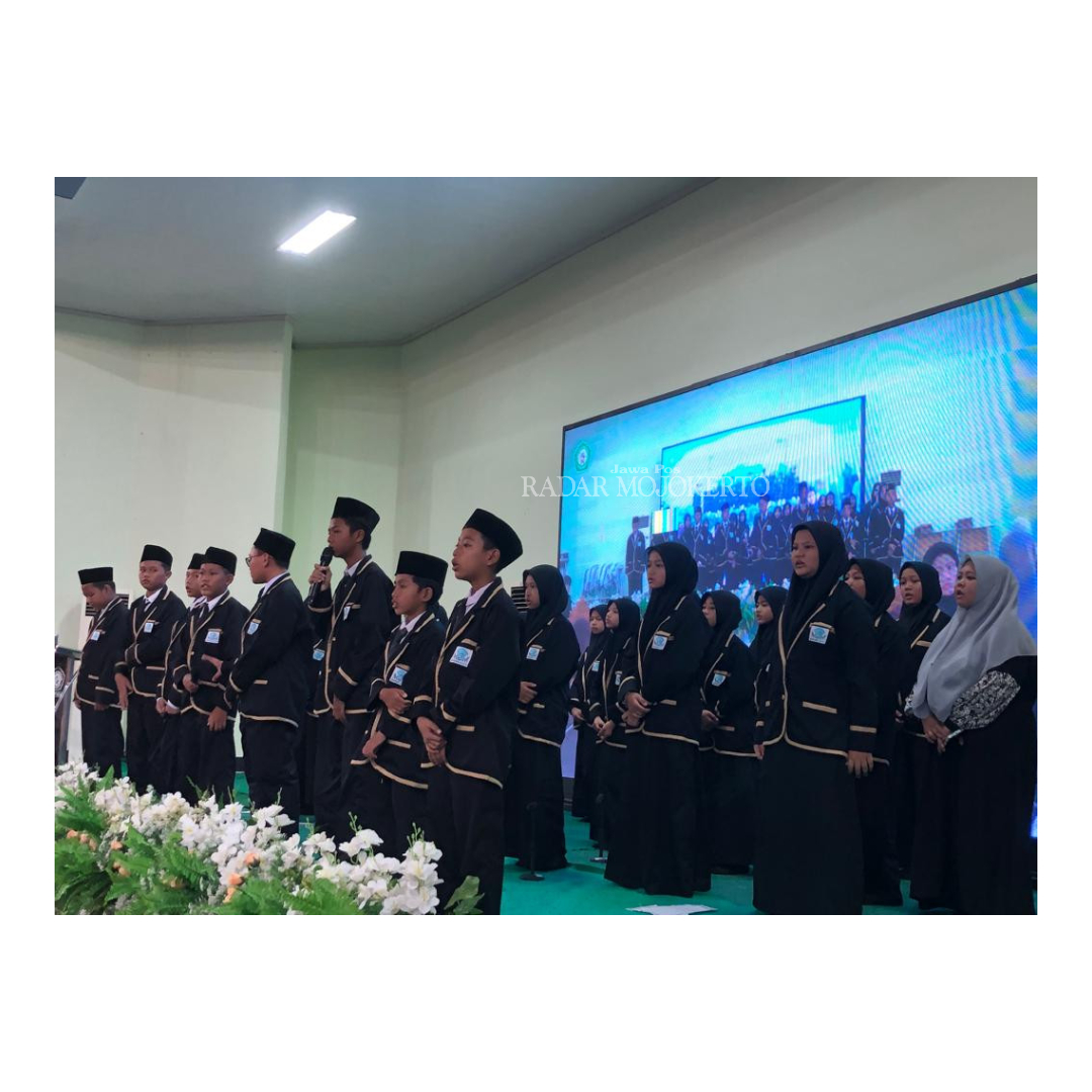 FASIH: Ratusan siswa MIPABA membaca lantunan ayat suci Al-Qur&rsquo;an secara bersamaan sebelum diwisuda, kemarin (3/4).