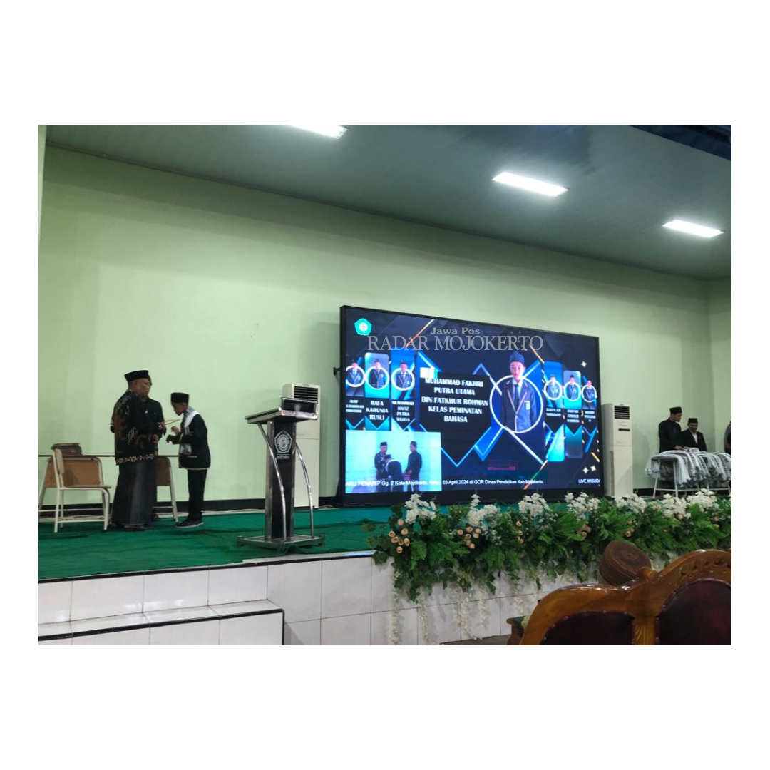 DIKUKUHKAN: Peserta didik diwisuda oleh Kepala MIPABA dan Ketua Yayasan Pendidikan dan Sosial As Sholichiyah.