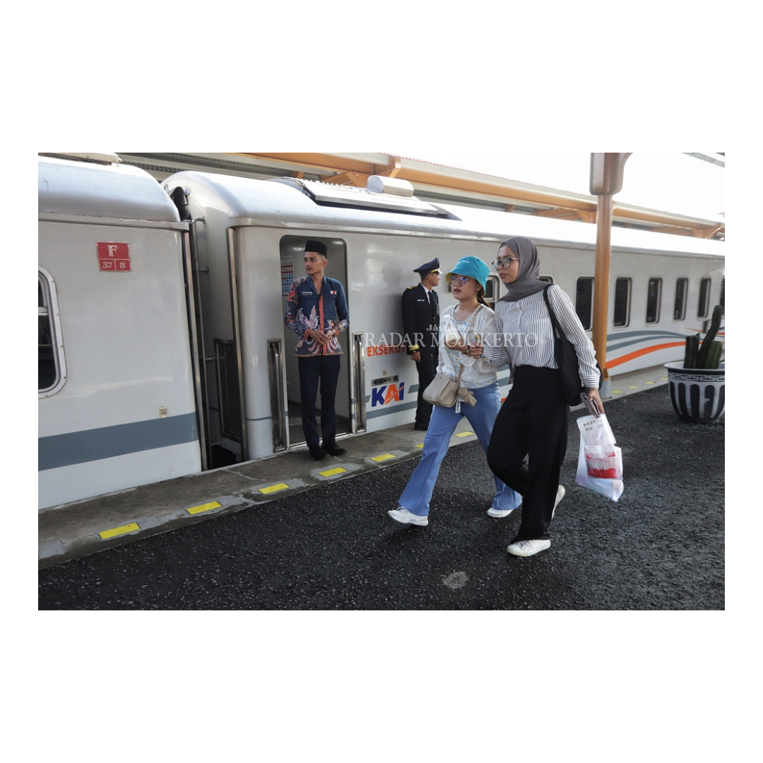 PADAT: Aktivitas penumpang kereta api di Stasiun Mojokerto pada H-7 Lebaran, kemarin.