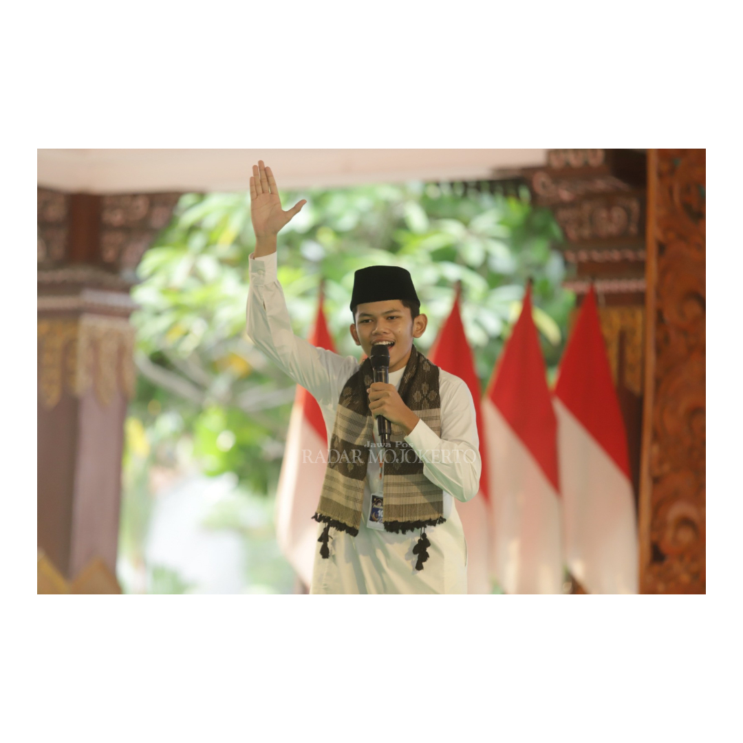 OPTIMISTIS : Pandu Satria Pandaya, satu-satunya peserta laki-laki di 10 besar pildarama sedang mempersiapkan diri sebelum tampil di Pendopo Maja Tama Pemkab Mojokerto. Kamis (4/4/2024).