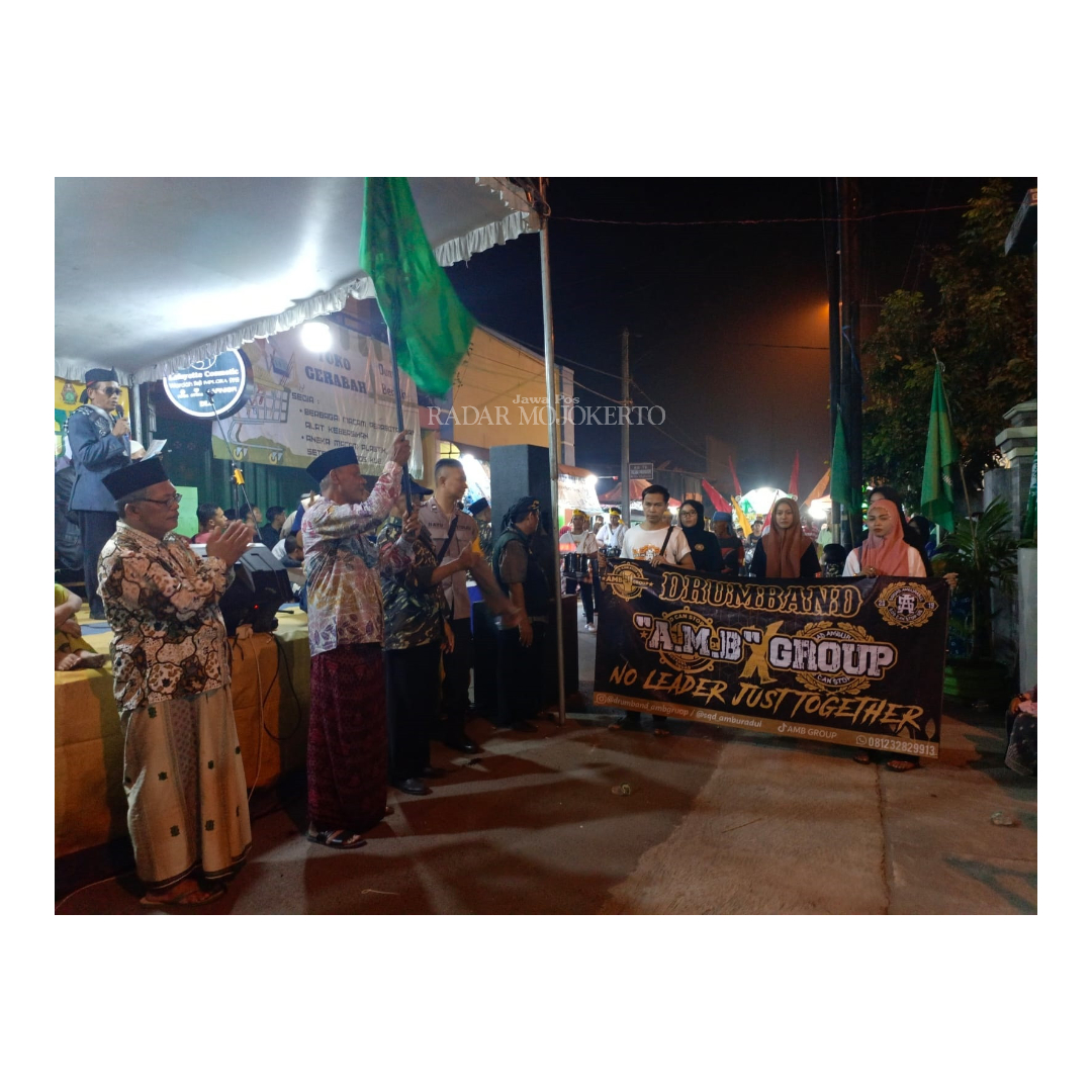 JADI HIBURAN: Beragam penampilan masyarakat saat mengikuti lomba Gebyar Musik Patrol yanhmg berlangsung di Desa Kedungmaling, Kecamatan Sooko.