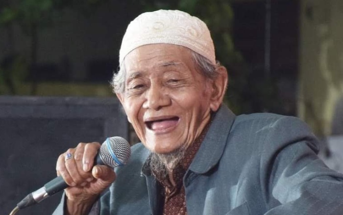 CERAMAH: Kiai Chusaini Ilyas saat memberikan tausiyah agama. (foto: Internet)
