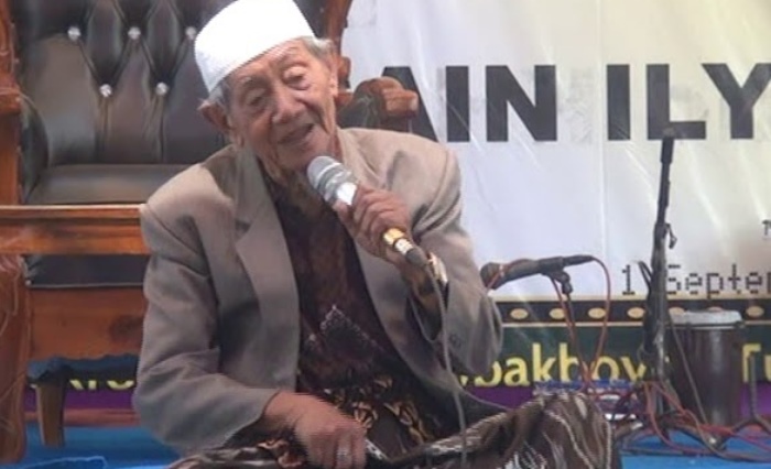 KIAI SEPUH: KH Chusaini Ilyas, Pengasuh Pondok Pesantren Salafiyah Al-Mishbar, Dusun Karangnongko, Desa Mojoranu, Kecamatan Sooko, Kabupaten Mojokerto. (foto: Internet)