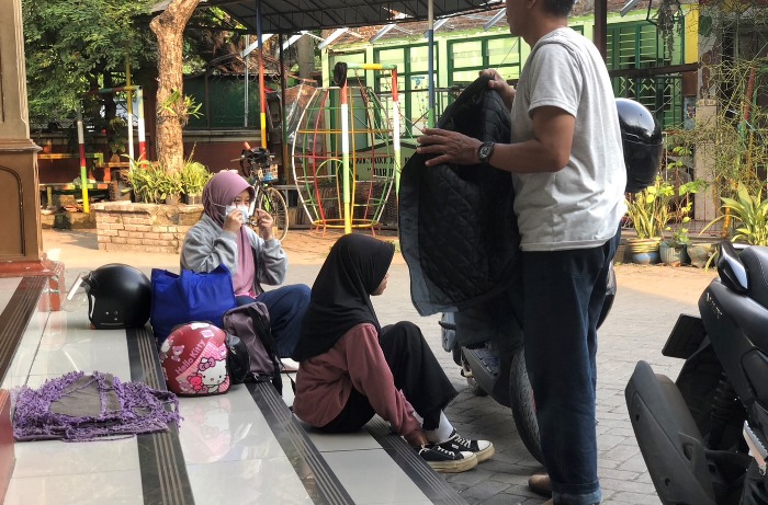 ISTIRAHAT: Pemudik beristirahat di Masjid Al-Hasyimi Jalan Raya Bypass Mojokerto, Kelurahan Kedundung, Kota Mojokerto, sebelum melanjutkan perjalanan. (foto: Bryan Noer for Radar  Mojokerto)