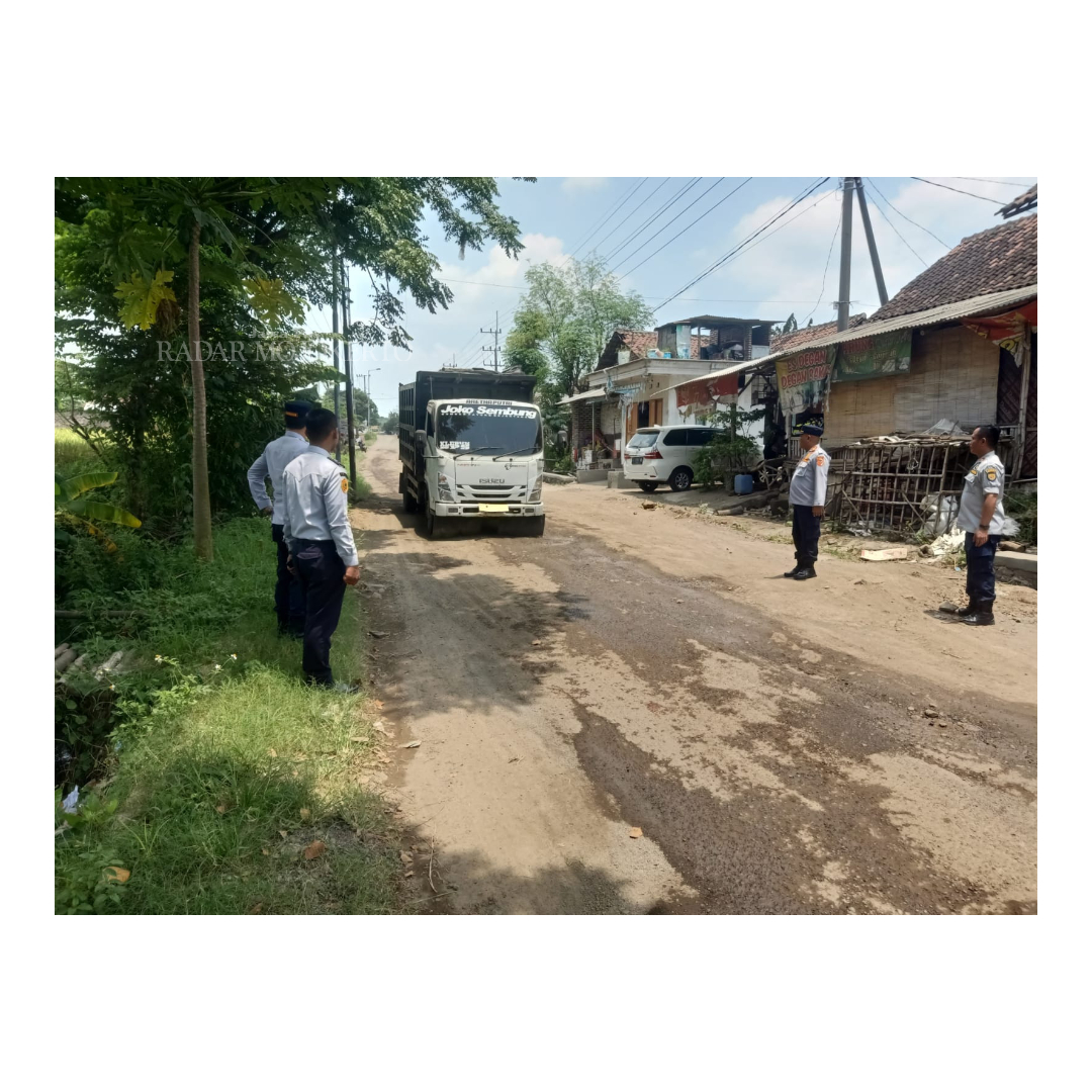 ANTISIPASI: Dishub Kabupaten Mojokerto melakukan pengecekan jalur rawan jelang masa mudik Lebaran.
